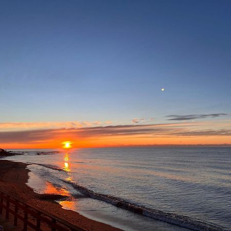 Newly Renovated 2 Bedroom Beachfront House Sitio de Calahonda ภายนอก รูปภาพ