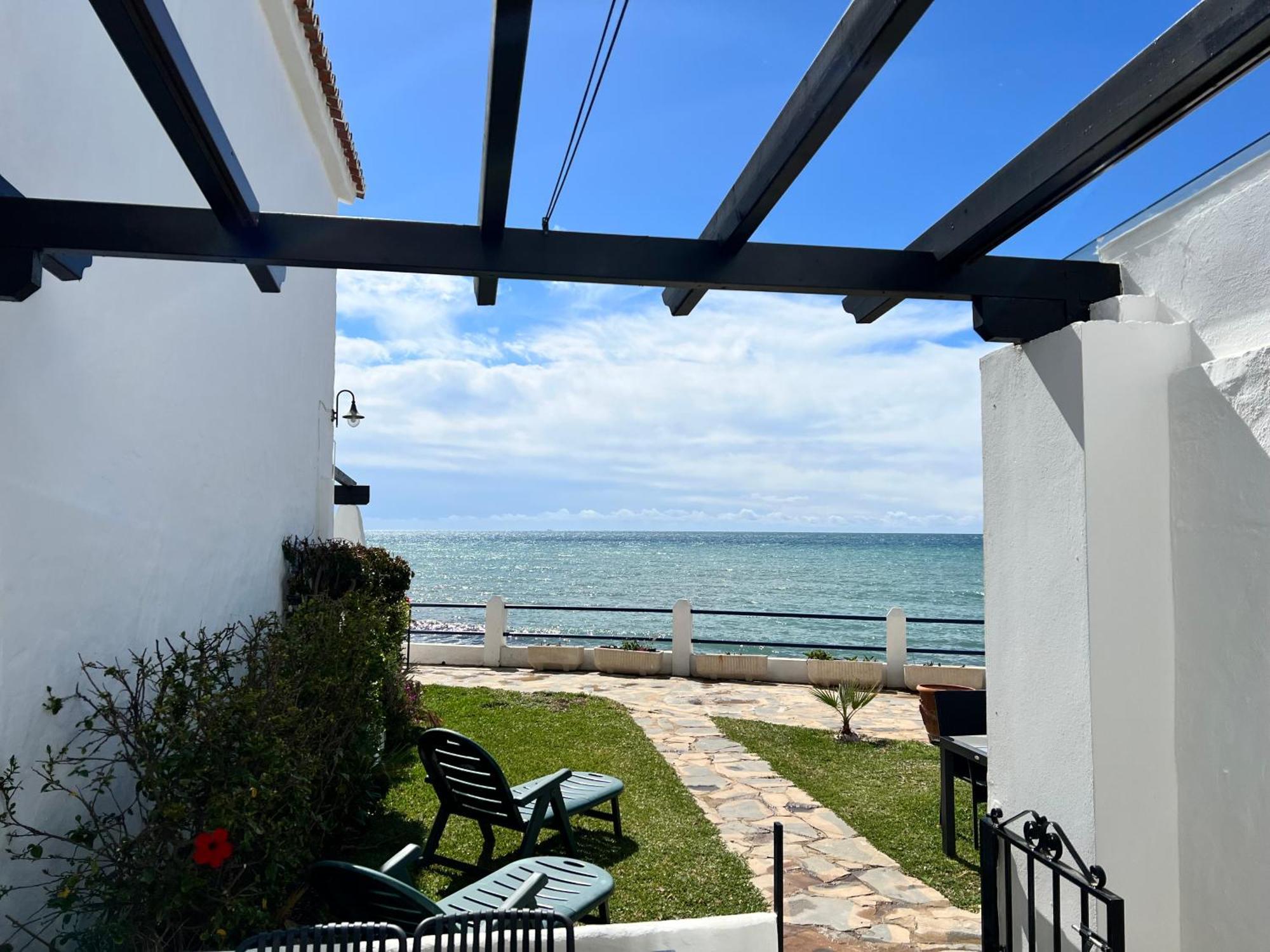 Newly Renovated 2 Bedroom Beachfront House Sitio de Calahonda ภายนอก รูปภาพ
