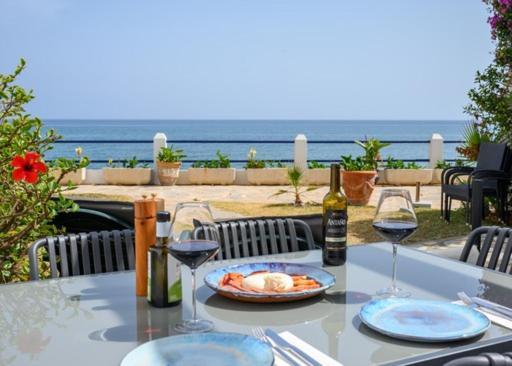 Newly Renovated 2 Bedroom Beachfront House Sitio de Calahonda ภายนอก รูปภาพ