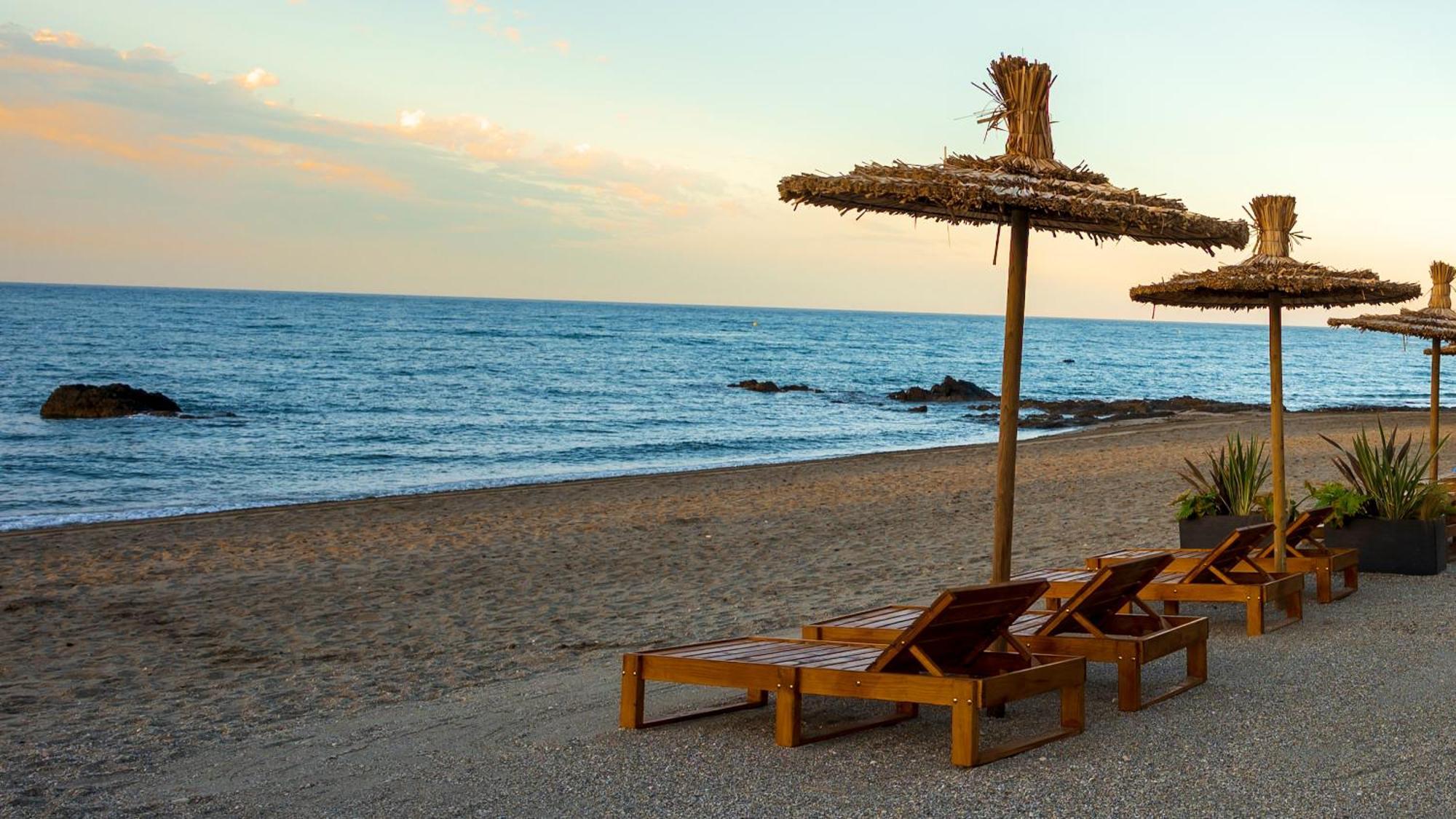 Newly Renovated 2 Bedroom Beachfront House Sitio de Calahonda ภายนอก รูปภาพ